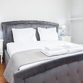 Modern apt with Increbilbe Athens Views