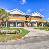 Family-friendly Tampa Home < 3 Mi to Ocean!