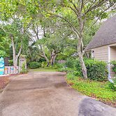 5 Mi to Pensacola Beach: Townhome w/ Yard!