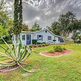Peaceful Lady Lake Home w/ Screened-in Porch!