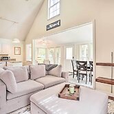 Cozy Home w/ Yard ~ 9 Mi to Dtwn Charleston!