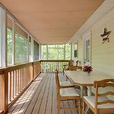 9 Mi to Devils Fork State Park: Getaway w/ Porch!