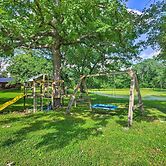 Cozy Hallsville Apartment w/ Shared Hot Tub!