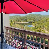 Near Silver Dollar City! Condo w/ Hot Tub & Lake