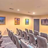 Modern Resort Condo ~ 3 Mi to Branson Landing
