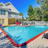 1 Mi to Beach + Hot Tub: Murrells Inlet Retreat!