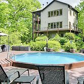Hot Tub & Trail Access: 'treehouse' in Landrum!