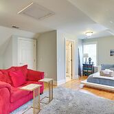 4 Mi to Dtwn: Simplistic Summerville Studio