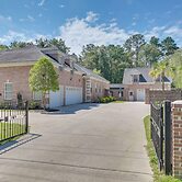 4 Mi to Dtwn: Simplistic Summerville Studio