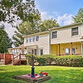 Remodeled Historic Farmhouse ~ 20 Mi to KC!