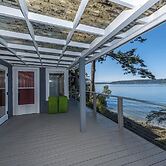 'the Nest' Gorgeous Waterfront La Conner Getaway!