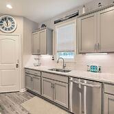 Beaufort Townhome w/ Game Room: 8 Mi to Beaches!