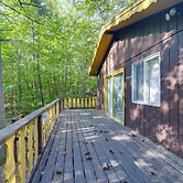 Cozy Adirondacks Cabin: Walk to Lake Eaton!