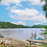 Hartford Cottage w/ Private Beach on Bear Pond!