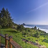 Forested Gold Beach House w/ Panoramic Ocean Views