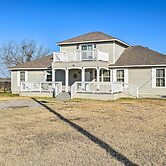 Peaceful Atascosa Home w/ Balcony & Deck!