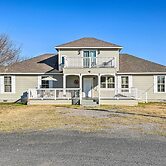Peaceful Atascosa Home w/ Balcony & Deck!
