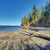 Waterfront PNW Escape w/ Deck & Beach Access!