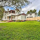 Updated Vintage Apartment < 1/2 Mi to Main St