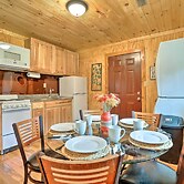 Cozy Creekside Cabin ~ 24 Mi to Red River!