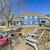 Mears Abode w/ Pool Access, Near Silver Lake!