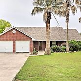 2 Mi to Lake Mcqueeny: Gem w/ Covered Patio