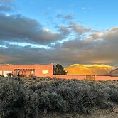 Southwest Home w/ 360-degree Mtn View, Ski Nearby!