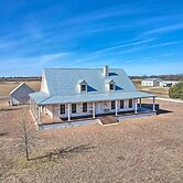 Spacious Krum Home 55 Mi to Dallas!