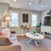 2 Mi to Bay Park: Charming Milwaukie Getaway