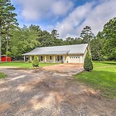 Higden Home w/ Furnished Porch, Spacious Yard