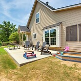 1/2 Mi to Lake Texoma: Home w/ Fire Pit & Grill!