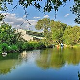 Yellowstone River Lodge w/ Kayaks & Mountain Views