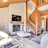 Charming Townhome - Walk to Greek Peak Mountain!