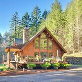 Luxe Cabin in the Woods: Walk to Lake!