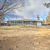 Relaxing Redmond Retreat: Golf, Hike & Ski!