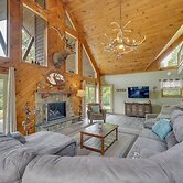 3-acre Benezette Cabin: Hot Tub, Grill & Mtn View