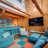 Charming Pinecrest Cabin w/ Private Deck