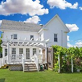 'chincoteague Charm' Escape w/ Bikes & Yard Games!