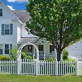 'chincoteague Charm' Escape w/ Bikes & Yard Games!