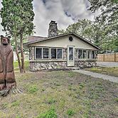 Cozy Prudenville Cabin: Walk to Houghton Lake