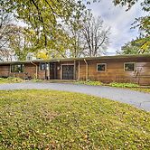 Fenced Yard: Fox River Grove Home, Dogs Welcome