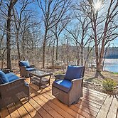 Cozy Beaver Lake Cabin w/ Waterfront View & Kayaks