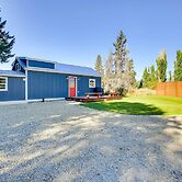 Contemporary Cabin w/ Mountain Views & Deck