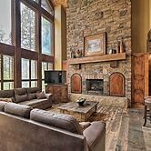 Luxe Mccall Cabin w/ Hot Tub ~ 8 Mi to Skiing
