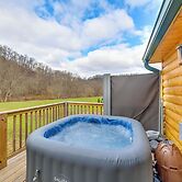 Riverside Beattyville Cabin w/ Kayaks & Fire Pit!