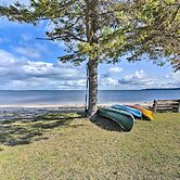 Lovely Lake Huron Getaway: Beach Access & Kayaks!