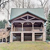 North Carolina Abode - Hot Tub, Foosball & Grill!