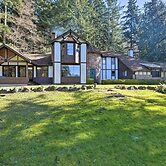Camano Island Family House w/ Hot Tub & Deck!