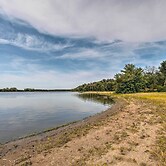 Cozy Riverfront Getaway: Fishing On-site!