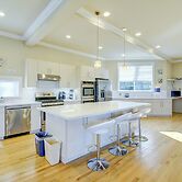 Luxe Federal Way Rental - Walk to the Water!